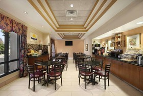 Days Inn & Suites by Wyndham Cedar Rapids