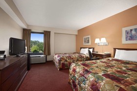 Days Inn & Suites by Wyndham Cedar Rapids