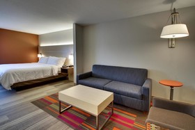 Holiday Inn Express & Suites Cedar Rapids I-380 @ 33rd Avenue