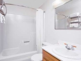 Super 8 by Wyndham Clear Lake