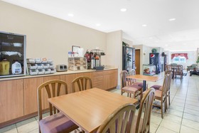 Microtel Inn & Suites by Wyndham Colfax/Newton