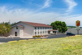 Super 8 by Wyndham Decorah