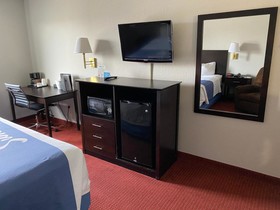 Days Inn & Suites by Wyndham Des Moines Airport