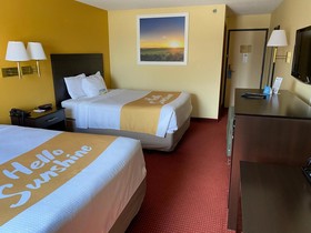 Days Inn & Suites by Wyndham Des Moines Airport