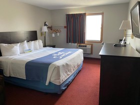 Days Inn & Suites by Wyndham Des Moines Airport