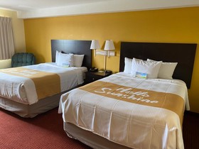 Days Inn & Suites by Wyndham Des Moines Airport