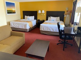 Days Inn & Suites by Wyndham Des Moines Airport