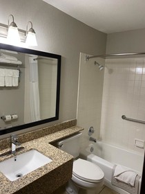 Days Inn & Suites by Wyndham Des Moines Airport