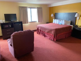 Days Inn & Suites by Wyndham Des Moines Airport