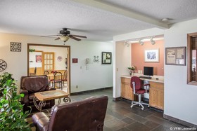 Econo Lodge Inn & Suites