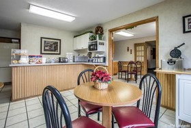 Econo Lodge Inn & Suites