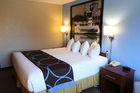 Super 8 by Wyndham Dubuque