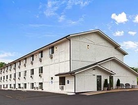 Super 8 by Wyndham Dubuque