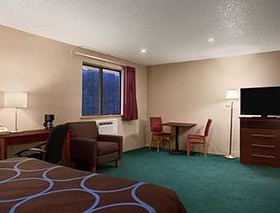 Super 8 by Wyndham Dubuque