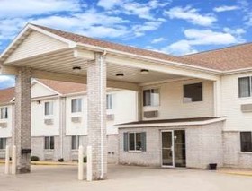 Days Inn by Wyndham Evansdale Waterloo