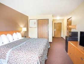 Days Inn by Wyndham Evansdale Waterloo