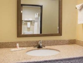 Days Inn by Wyndham Evansdale Waterloo