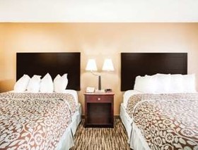 Days Inn by Wyndham Evansdale Waterloo