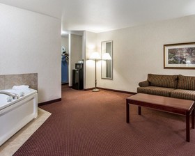 Quality Inn & Suites Fort Madison near Hwy 61
