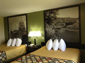 Super 8 by Wyndham Grinnell IA
