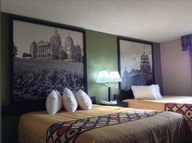 Super 8 by Wyndham Grinnell IA