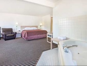 Super 8 by Wyndham Humboldt