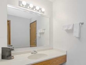 Rodeway Inn near I-35 Lamoni