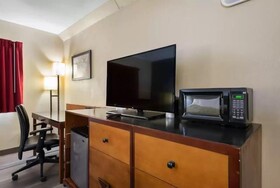 Econo Lodge Inn & Suites