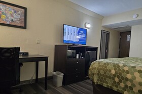 Econo Lodge Inn & Suites