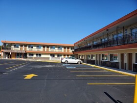 Econo Lodge Inn & Suites