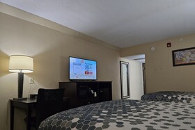 Econo Lodge Inn & Suites