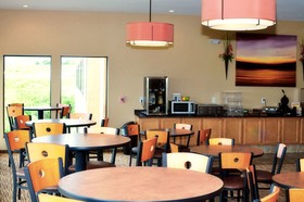 Cobblestone Inn & Suites - Newton, IA