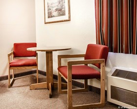 Econo Lodge Inn & Suites