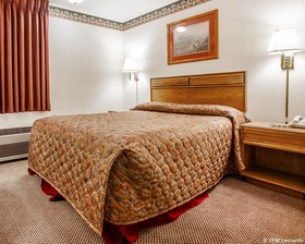 Econo Lodge Inn & Suites