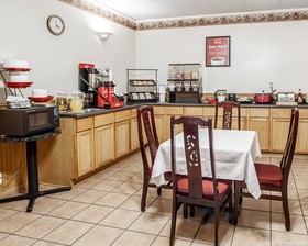 Econo Lodge Inn & Suites