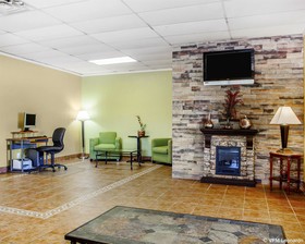 Econo Lodge Inn & Suites