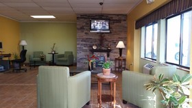 Econo Lodge Inn & Suites