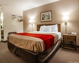 Econo Lodge Inn & Suites