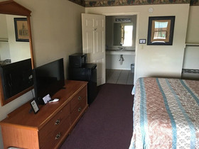 Whispering Creek Lodging & RV Resort