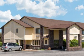 Super 8 by Wyndham Perry IA