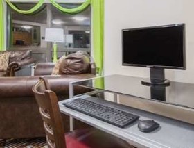 Super 8 by Wyndham Toledo