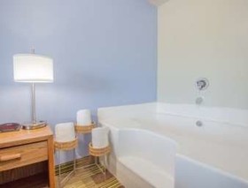 Super 8 by Wyndham Toledo