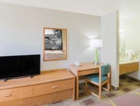 Super 8 by Wyndham Toledo