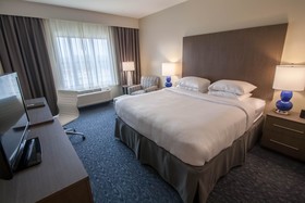 Hotel Renovo Des Moines Urbandale, Tapestry Collection Hilton