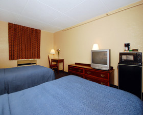 Econo Lodge Inn & Suites
