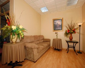 Econo Lodge Inn & Suites