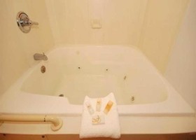 Econo Lodge Inn & Suites