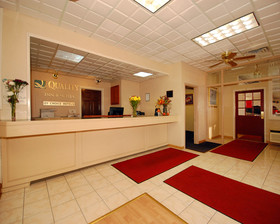 Econo Lodge Inn & Suites