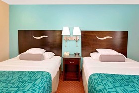 Howard Johnson by Wyndham Waterloo/Cedar Falls