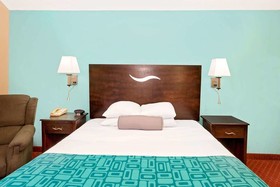 Howard Johnson by Wyndham Waterloo/Cedar Falls